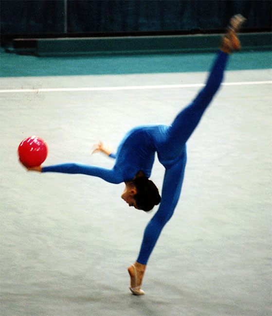 Agilidad. La gimnasta española Alba Caride durante el ejercicio de pelota en los Juegos Olímpicos de Atlanta 1996 (foto Richard Wentworth, Ho-ho-kus, NJ)